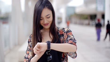 Mujer-Joven-Mirando-La-Hora-Con-Una-Sonrisa