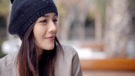 Linda-Mujer-Joven-Sonriente-Con-Gorro-De-Punto