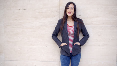 Mujer-Joven-De-Moda-Posando-Contra-Una-Pared