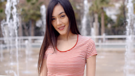 Beautiful-young-woman-in-front-of-fountains