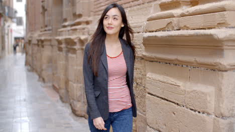 Mujer-Joven-Caminando-Por-Un-Callejón-En-La-Ciudad.