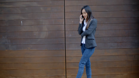 Stylish-trendy-woman-chatting-on-a-mobile