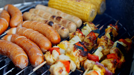 Salchichas,-Maíz-Y-Brochetas-De-Verduras-En-Una-Barbacoa.