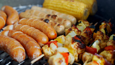 Salchichas,-Maíz-Y-Brochetas-De-Verduras-En-Una-Barbacoa.