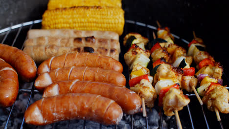 Salchichas-Y-Verduras-Cocinando-A-La-Parrilla