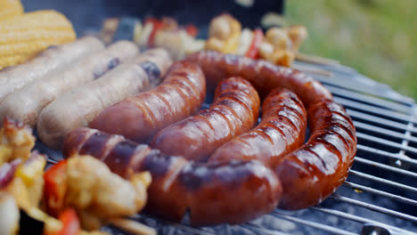 Salchichas-Y-Verduras-Cocinando-A-La-Parrilla