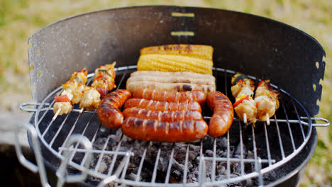 Würstchen-Maiskolben-und-Kebabs-Grillen-Auf-Einem-Grill