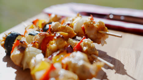 Crispy-cooked-chicken-vegetable-kabobs