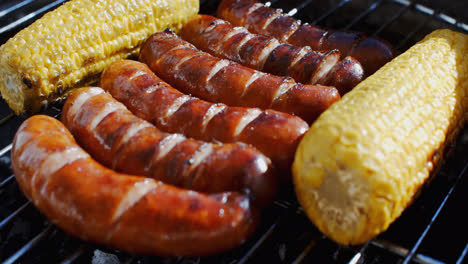 Fünf-Leckere-Würstchen-Grillen-Mit-Mais