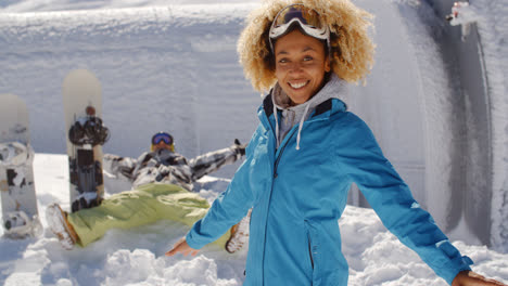 Dos-Esquiadores-Con-Los-Brazos-Extendidos-En-La-Nieve.