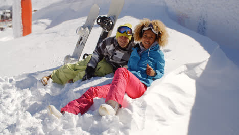 Pareja-Joven-Disfrutando-De-Sus-Vacaciones-De-Invierno