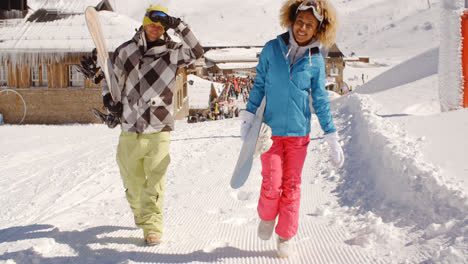 Pareja-Joven,-Ambulante,-En,-Pesado,-Nieve-Del-Invierno