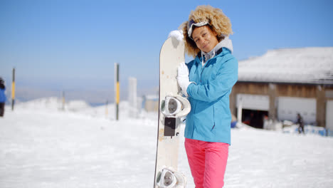 Attraktive-Junge-Frau-Posiert-In-Einem-Skigebiet