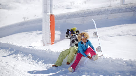 Young-couple-getting-ready-to-go-snowboarding