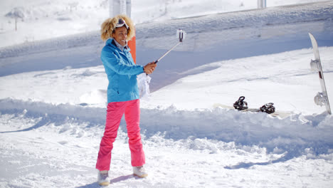 Junge-Frau-Mit-Einem-Selfie-Stick