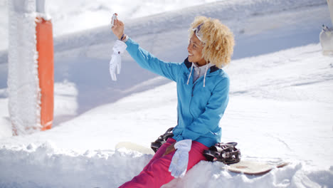 Mujer-Joven-Feliz-Posando-Para-Un-Selfie-De-Invierno