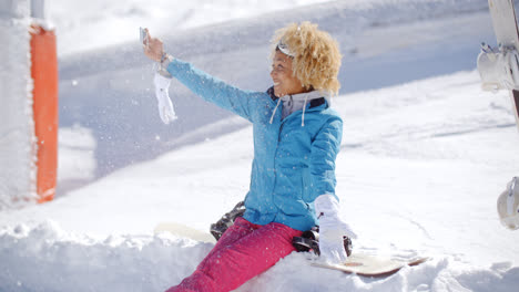 Mujer-Joven-Feliz-Posando-Para-Un-Selfie-De-Invierno