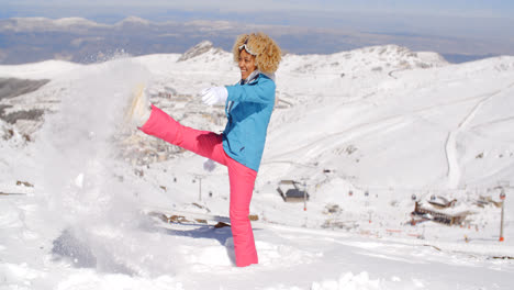 Linda-Mujer-En-Ropa-De-Esquí-Pateando-Nieve