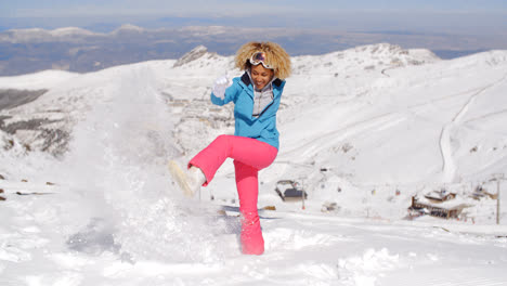 Linda-Mujer-En-Ropa-De-Esquí-Pateando-Nieve