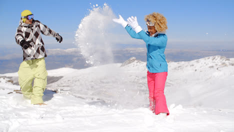 Pareja-En-Trajes-De-Nieve-Jugando-En-La-Nieve