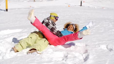 Junges-Paar-Genießt-Einen-Spaß-Im-Schnee