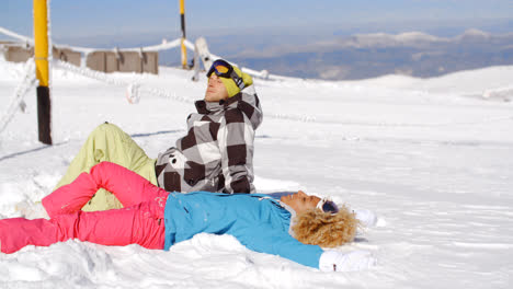 Paar-Ruht-Sich-Nach-Dem-Skifahren-Auf-Einem-Hügel-Aus