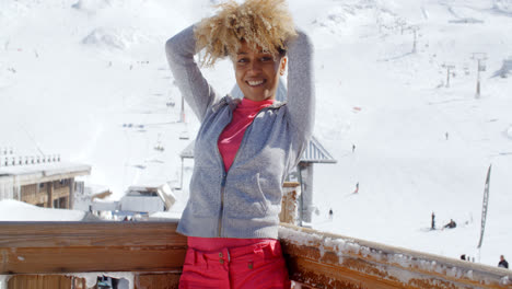 Mujer-Joven-Celebrando-La-Temporada-De-Invierno