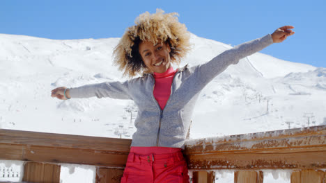 Junge-Frau-Feiert-Wintersaison