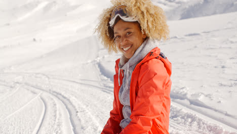 Nahaufnahme-Einer-Fröhlichen-Frau-Auf-Einem-Schneebedeckten-Hügel