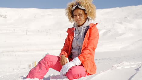 Mujer-Joven-Relajándose-En-La-Espesa-Nieve-Del-Invierno.