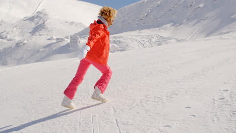 Persona-En-Traje-De-Nieve-Corriendo-Montaña-Arriba