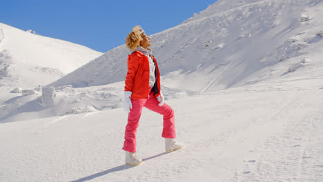 Hermosa-Chica-En-Traje-De-Esquí-En-La-Nieve