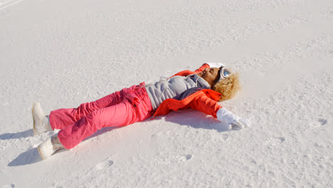 Mujer-Joven-Disfrutando-De-La-Nieve-Y-El-Sol-Del-Invierno