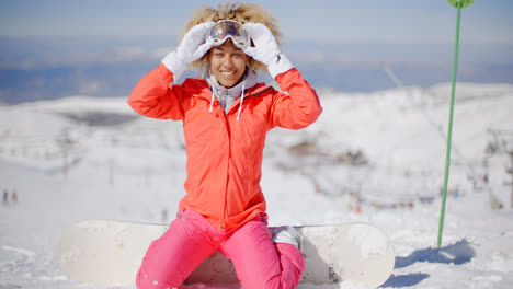 Young-woman-in-ski-clothes-in-the-snow