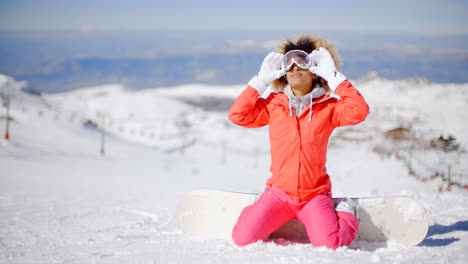 Mujer-Joven-Con-Ropa-De-Esquí-En-La-Nieve.