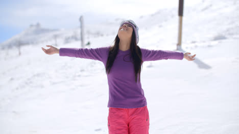 Mujer-Joven-Feliz-Abrazando-El-Sol-De-Invierno