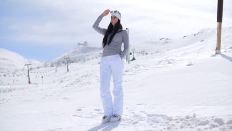 Atractiva-Mujer-Joven-De-Pie-En-La-Nieve-Del-Invierno