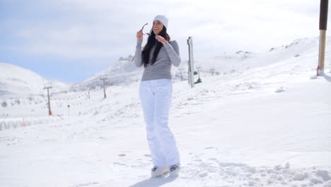 Atractiva-Mujer-Joven-De-Pie-En-La-Nieve-Del-Invierno