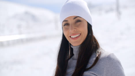 Wunderschöne-Junge-Frau-In-Einer-Verschneiten-Landschaft