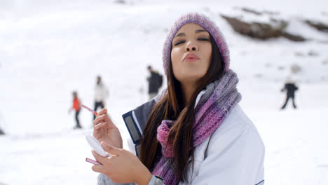 Mujer-Joven-Lanzando-Un-Beso-A-La-Cámara.