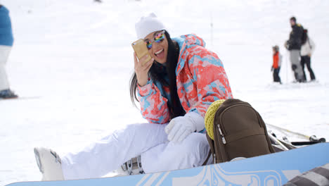 Glückliche-Junge-Frau-Posiert-Für-Ein-Selfie-Im-Schnee