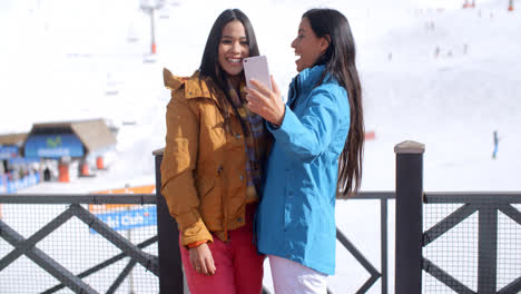 Zwei-Junge-Frauen-Lachen-über-Ihr-Selfie