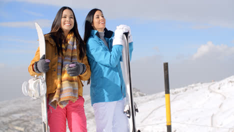 Zwei-Junge-Frauen-Mit-Ihren-Snowboards