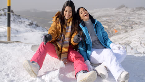 Dos-Jóvenes-Practicantes-De-Snowboard-Disfrutando-De-Una-Charla.