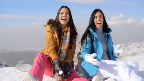 Zwei-Wunderschöne-Lachende-Junge-Frau-Im-Schnee