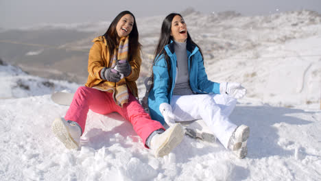 Dos-Hermosas-Mujeres-Jóvenes-Riendo-En-La-Nieve