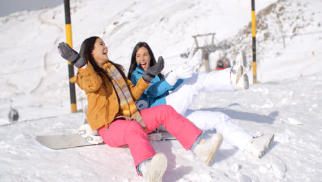 Zwei-Glückliche-Junge-Frauen-Genießen-Einen-Winterurlaub