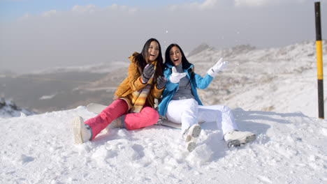 Zwei-Junge-Frauen,-Die-Im-Schnee-Herumtollen