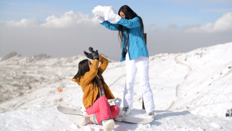 Zwei-Junge-Freundinnen-Spielen-Im-Schnee