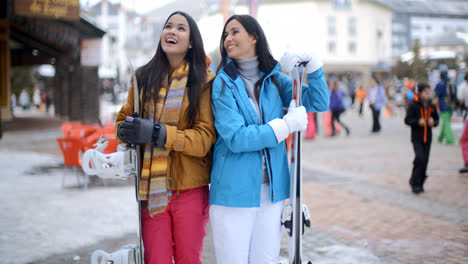 Dos-Hermosas-Jóvenes-Morenas-Practicantes-De-Snowboard